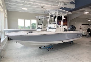 2023 Robalo 226 Cayman Alloy Gray/White Boat